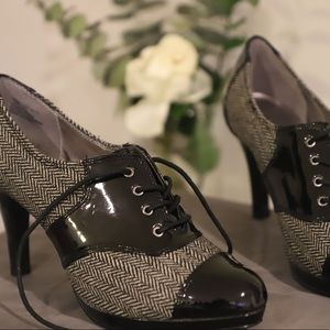 Anne Klein houndstooth lace up pumps